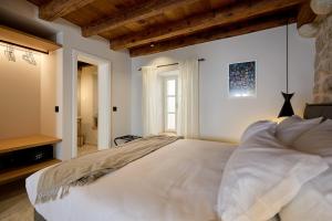 Ein Bett oder Betten in einem Zimmer der Unterkunft Modern Stone House, luxury suites in Dubrovnik Old Town