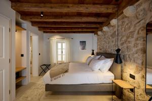 Ein Bett oder Betten in einem Zimmer der Unterkunft Modern Stone House, luxury suites in Dubrovnik Old Town