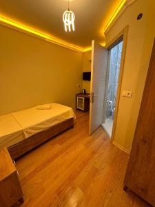 um quarto com uma cama e uma porta aberta em pilot hotel em Arnavutköy