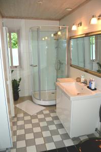 ein Bad mit einer Dusche und einem Waschbecken in der Unterkunft Holiday home close to forest, lake and skiing in Ulricehamn
