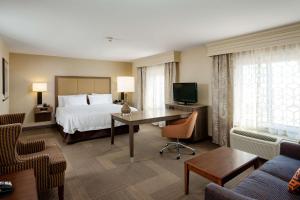 Habitación de hotel con cama y escritorio en Hampton Inn & Suites Las Vegas-Red Rock/Summerlin, en Las Vegas