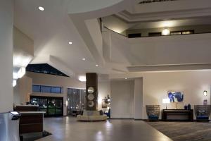 a lobby with a large room with a lobby at Embassy Suites Los Angeles - International Airport/North in Los Angeles