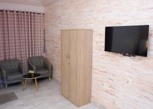 TV a/nebo společenská místnost v ubytování HOTEL MAVILLA Cotonou