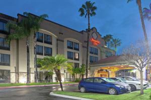 een hotel met twee auto's die er voor geparkeerd staan bij Hampton Inn Los Angeles/Arcadia in Arcadia