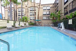 einem großen Pool vor einem Gebäude in der Unterkunft Hampton Inn Los Angeles/Arcadia in Arcadia