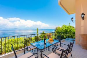 ベニテスにあるVilla Litsaのテーブルと椅子、海の景色を望むバルコニー