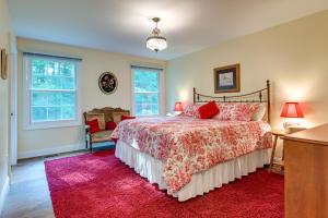 1 dormitorio con cama y alfombra roja en Charming Flushing Cottage with Deck and Spacious Yard!, en Flushing