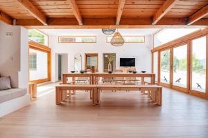 een grote woonkamer met een tafel en stoelen bij Villa estilo Mediterráneo in Calpe +34 foto's