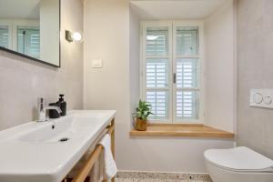 Ein Badezimmer in der Unterkunft Modern Stone House, luxury suites in Dubrovnik Old Town