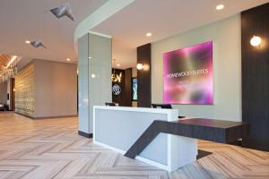 una hall con una reception in un edificio di Homewood Suites By Hilton Los Angeles International Airport a Los Angeles