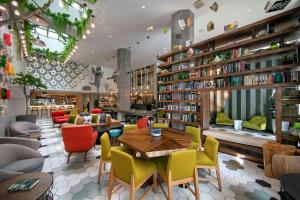 a library with a table and chairs and bookshelves at The Wayfarer Downtown LA, Tapestry Collection by Hilton in Los Angeles