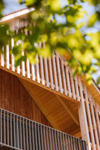 a wooden roof of a building with a fence at SCHILCHERLANDLEBEN - Hochgrail in Greisdorf