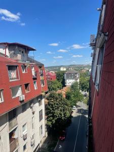 uitzicht op een straat tussen twee gebouwen bij Charming studio near downtown in Belgrado