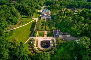 una vista aérea de una casa con jardín en 90 m2 charmig källarlägenhet nära natur och stad en Mölndal