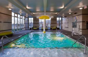 une grande piscine intérieure dans une chambre d'hôtel dans l'établissement Hampton Inn Lumberton, NC, à Lumberton