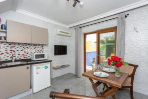 A kitchen or kitchenette at Villa Bercu Paradise