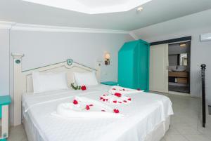 A bed or beds in a room at Villa Bercu Paradise