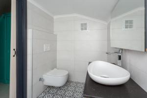 A bathroom at Villa Bercu Paradise Még 31 kép