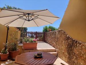 een patio met een tafel en een parasol bij [Funtana Meiga - Marina Breeze] 50mt from sea in Funtana Meiga