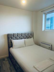 1 cama blanca grande en una habitación con ventana en NANCY 1, en Portsmouth