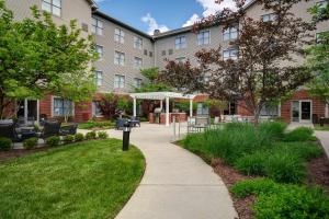 una pasarela frente a un edificio en Homewood Suites by Hilton Lexington-Hamburg en Lexington