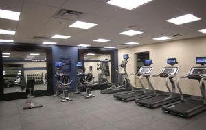 un gimnasio con cintas de correr y máquinas elípticas en Hampton Inn Lexington Medical Center, KY en Lexington