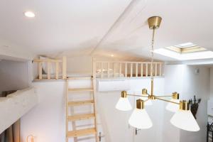 a room with a ladder and a bunk bed at Le Palais d'Aliénor - parking gratuit in Carcassonne