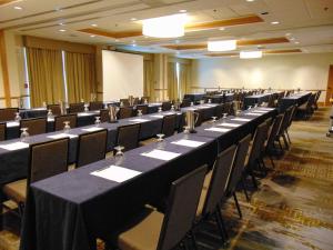 una fila di tavoli e sedie in una stanza di Embassy Suites by Hilton Lexington Green a Lexington