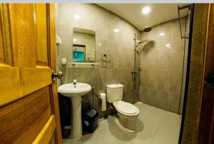 ein Bad mit einem WC, einem Waschbecken und einer Dusche in der Unterkunft Tavern Lodge Maafushi in Maafushi