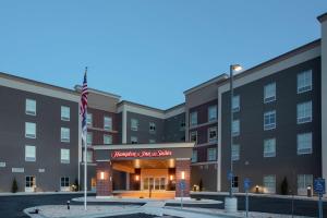 una imagen de la parte delantera de un hotel en Hampton Inn And Suites Logan, Ut, en Logan