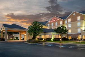 uma prestação de um hotel com estacionamento em Hilton Garden Inn North Little Rock em North Little Rock