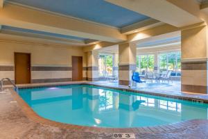 uma grande piscina num quarto de hotel em Hilton Garden Inn North Little Rock em North Little Rock