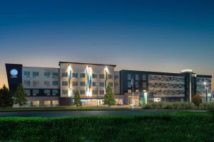 un gran edificio con luces delante en Tru By Hilton North Little Rock, Ar en North Little Rock