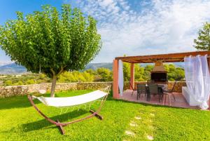 una hamaca en el patio de una casa con un árbol en Villa Europe Ena, en Lakíthra