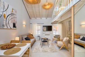 ein Wohnzimmer mit einer Couch und einem Tisch in der Unterkunft Modern Stone House, luxury suites in Dubrovnik Old Town in Dubrovnik