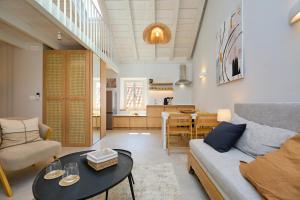 uma sala de estar com um sofá e uma mesa em Modern Stone House, luxury suites in Dubrovnik Old Town em Dubrovnik