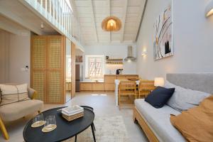 ein Wohnzimmer mit einer Couch und einem Tisch in der Unterkunft Modern Stone House, luxury suites in Dubrovnik Old Town in Dubrovnik