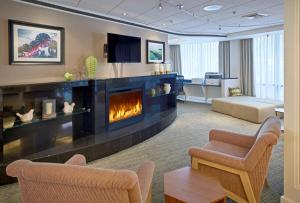 a living room with a fireplace in a hotel room at Hampton Inn Lancaster in Lancaster