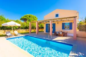 Bazén v ubytovaní Maria Beach House alebo v jeho blízkosti