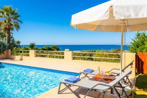 Bazén v ubytovaní Maria Beach House alebo v jeho blízkosti