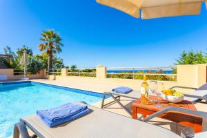 Bazén v ubytovaní Maria Beach House alebo v jeho blízkosti