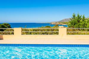 Bazén v ubytovaní Maria Beach House alebo v jeho blízkosti