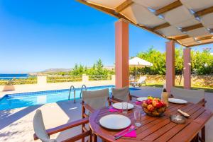 Bazén v ubytovaní Maria Beach House alebo v jeho blízkosti