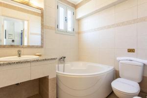 Kúpeľňa v ubytovaní Maria Beach House + 37 fotografií