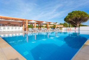 Bazén v ubytovaní Maria Beach House alebo v jeho blízkosti