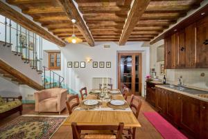 cocina y comedor con mesa de madera en Casale Donatelli en Radicofani