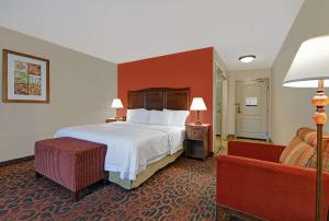 una habitación de hotel con una cama y un sofá en Hampton Inn Lordsburg, en Lordsburg 28 fotos más