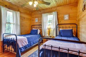 En eller flere senge i et værelse på Pet-Friendly Blairsville Cabin with Fire Pit and Grill