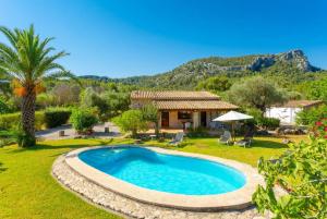 eine Villa mit einem Pool und einem Haus in der Unterkunft Can Llobera Private Pool AC WiFi in Pollença