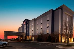 um grande edifício branco com estacionamento em Hampton Inn Gretna - Smith Mountain Lake em Gretna